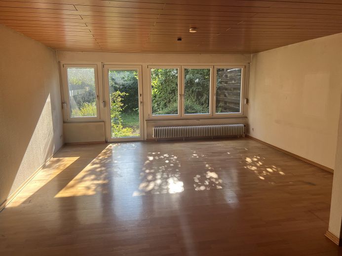 Das geräumige Wohnzimmer