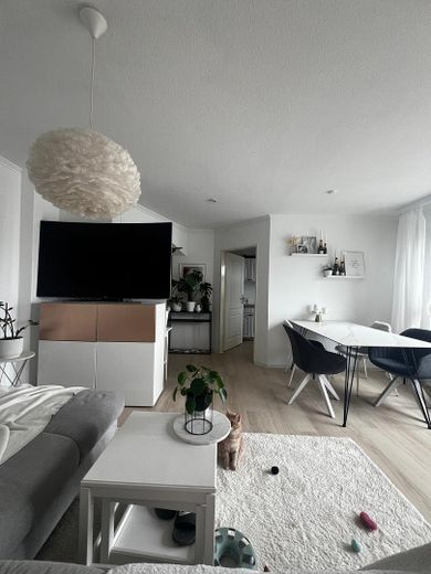 SENZA PROVVIGIONE Casa trifamiliare con vista sul fiordo e interessanti redditi da locazione, circa 300 m2 di superficie abitabile – 1.OG-Wohnung Wohnbereich