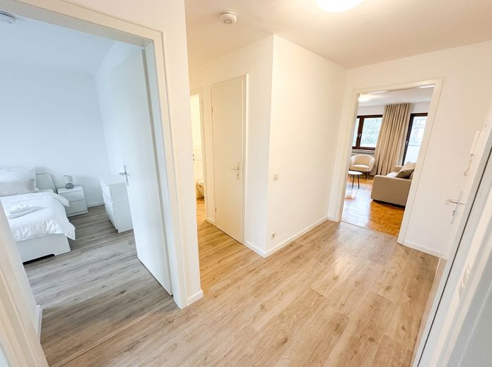 Frisch renoviert: helle 3-Zimmer-Wohnung mit sonnigem Balkon – Foto 4