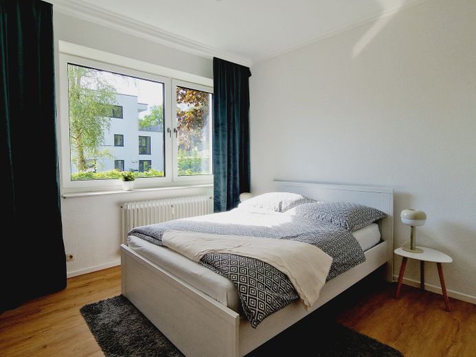 Liebevoll möblierte 2 Zimmer Wohnung mit Balkon ab sofort – Schlafzimmer