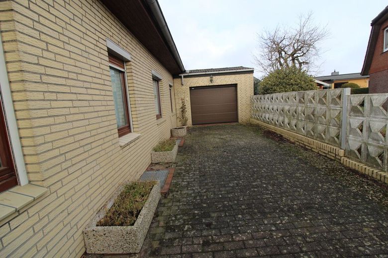 Charmanter, individueller Walmdach Bungalow mit Vollkeller, ruhigem, idyllischem Grundstück &amp; Garage – 18 - Zufahrt Garage