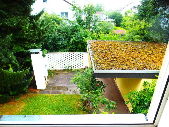 Gepflegtes Einfamilienhaus mit großem Garten – Garagengründach 