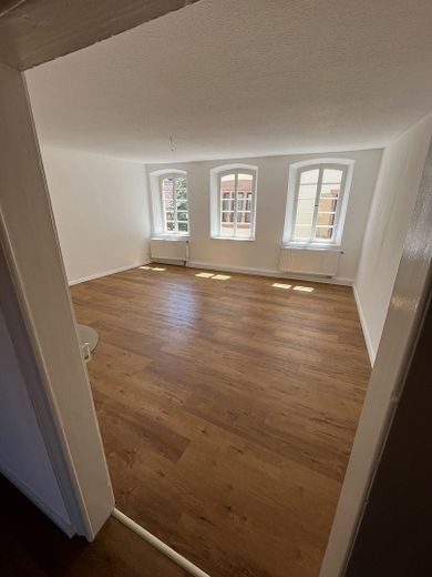 Traumhaftes Wohnen am Marktplatz: kernsanierte 4-Zimmer-Wohnung mit Kaminofen & Gartennutzung – Wohnzimmer 