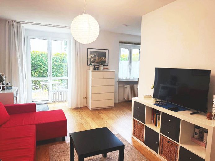 Nähe Waldfriedhof: Möblierte 2-Zimmer Wohnung im EG, kleine Anlage m. Terrasse – Wohnzimmer