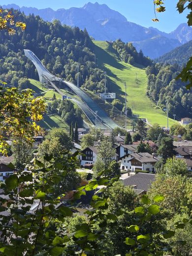 Wohnen mit Bergkulisse – massiv gebaut, für immer daheim – 2 Skisprungschanze mit Dreitor