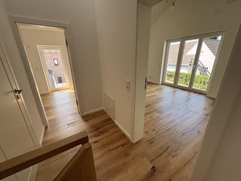 First occupancy: low-energy house in Düsseldorf-Kalkum, commission-free, south-west orientation – Flur OG Süd-West