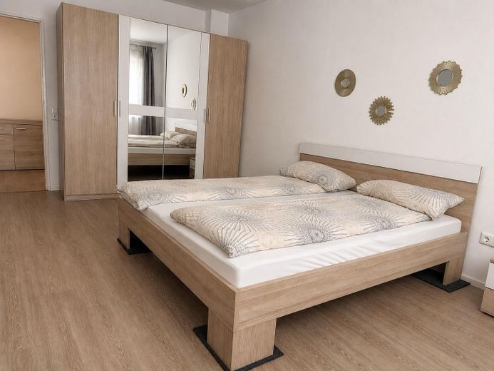 Möblierte 2 Zimmerwohnung mit Balkon in Neu Isenburg zentral – Schlafzimmer