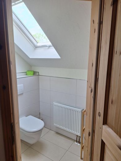 Großzügiges Wohnen im gepflegten Landhaus (nähe Golfplatz/Waldrand) PROVISIONSFREI – Neues WC DG