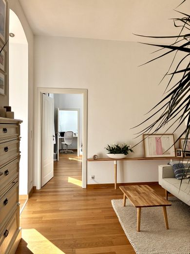 Provisionsfrei - wunderschöne, vermietete Altbauwohnung m. 3 Zimmern, heller Wohnküche, Balkon – Wohnzimmer Richt.Schlafzimmer