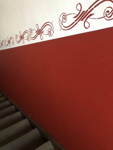 Stilvoll kernsaniertes Altbau-Loft – Treppenhaus