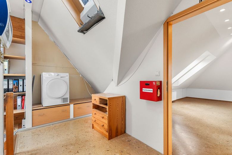 Maisonettewohnung mit ca. 138 qm Wohn-/Nutzfläche &amp; Garage in ruhiger Anliegerstraße von Oldenfelde – Diele Spitzboden