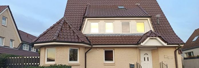 Strandnabije eindwoning op een gewilde locatie – Frontansicht
