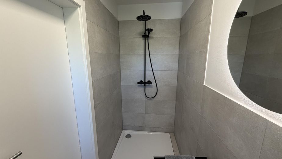 Yeni değerinde masif yapı ev (A+) – ısı pompası, tasarım mutfak ve Wallbox ile, Kulmbach – Bad EG