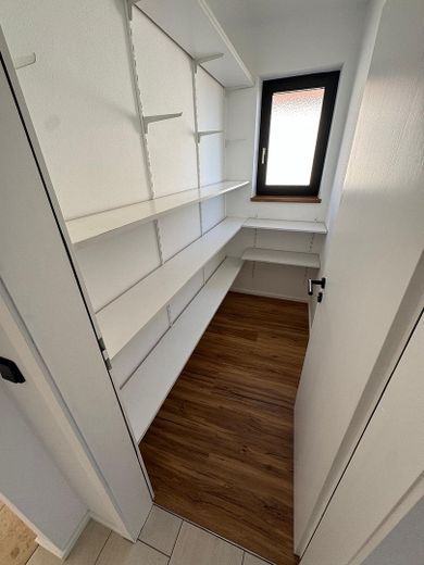 Hepberg’in merkezi konumunda geniş, kapsamlı şekilde yenilenmiş 3 odalı, 1. kat dairesi + 2 balkon – Speißekammer/Abstellkammer