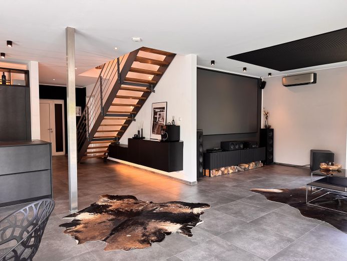Modernes Premiumhaus mit High-End-Ausstattung und nahezu energieautarker Technik in Herford – Wohnzimmer
