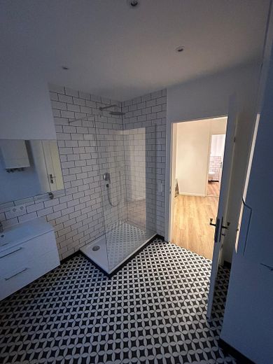 Şirin avlu içi eski bina – Badezimmer