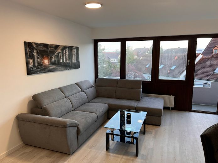 Sanierte und möblierte Wohnung mit Balkon im Herzen von Stuttgart-Vaihingen – Küche-Wohnzimmer3