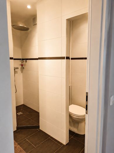 Hochwertig modernisierte 3-Zimmer-Wohnung mit Westbalkon und Weitblick - maklerfrei – Badezimmer