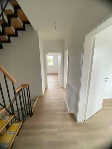 Casa adosada de nueva construcción (5 hab.) con jardín y plaza de aparcamiento – solo queda 1 disponible | cerca de Berlín/Potsdam – Flurbereich 1. OG