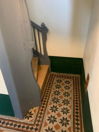 2 ZKB als WG in denkmalgeschütztem Gebäude – antike Kacheln Flur