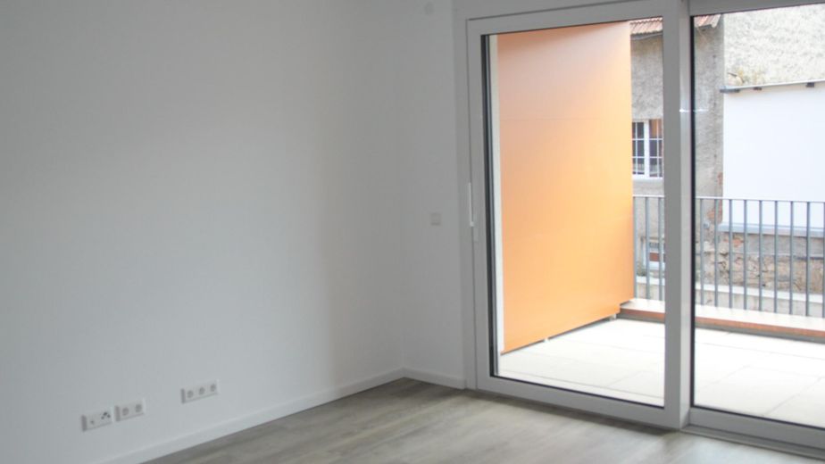 Seniorengerechte 3 Zimmer Wohnung im Herzen von Endingen zum Erstbezug! – Wohnzimmer / Balkontüre