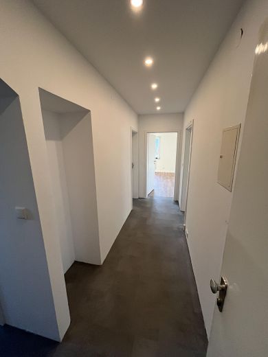 Hochwertig renoviertes Zweifamilienhaus – Flur