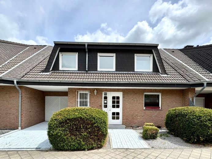 Bereits RESERVIERT!! Reihenhaus in Düren: GEPFLEGT & MODERN mit viel Platz, Terrasse, Garten + Garage! – Foto 1