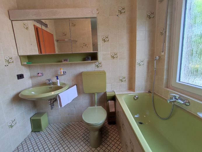Bad mit Badewanne 