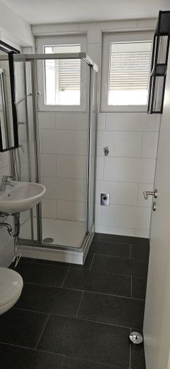 Beautiful 3-room apartment in quiet apartment building with balcony – Badezimmer