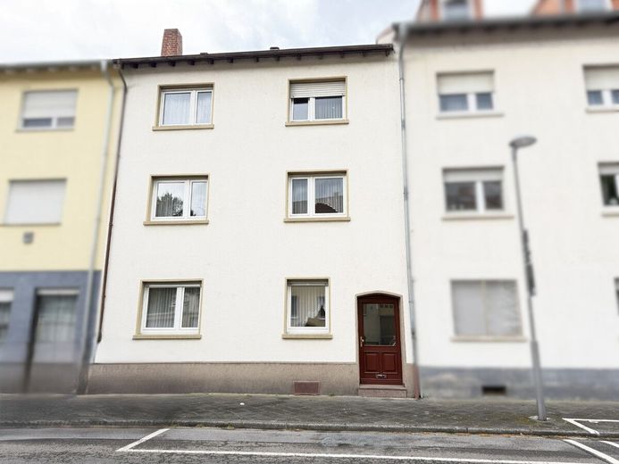 Flexibel nutzbares Dreifamilienhaus mit 3 freien Wohnungen in Mannheim-Sandhofen – Außenansicht