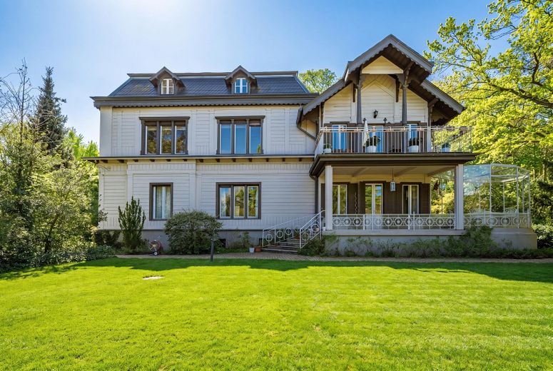 Einzigartiges Maisonette-Penthouse in absoluter Toplage am Großen Wannsee – Außenansicht der Villa 