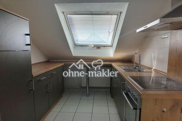 Appartement mansardé central de 3 pièces (env. 83 m²) avec climatisation et emplacement de stationnement