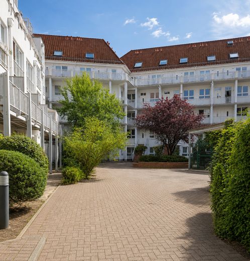Gepflegte 2-Zimmer-Wohnung mit Südwest-Terrasse, separatem Aufgang und Tiefgaragenstellplatz – Gepflegte Wohnanlage