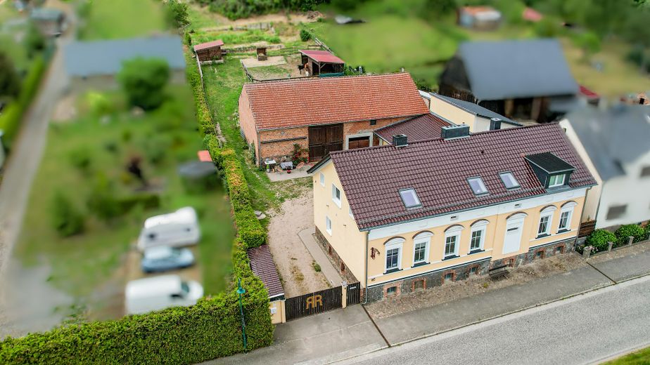 schöne kernsanierte Gründerhausvilla mit 3 WE sofort nutzbar inkl. Pferdestall und Ferienwohnung – Ansicht Hauptgebäude von oben