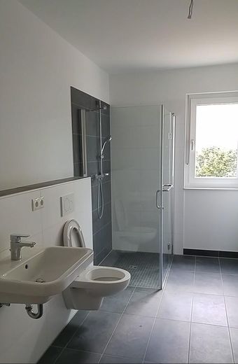 3 Zimmer mit Terrasse und Garten, Einfamilienhausalternative für eine kleine Familie/Paar – Bad