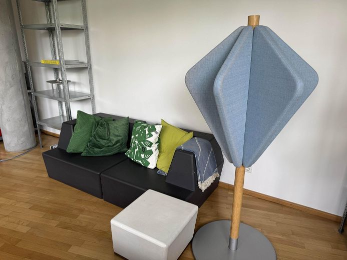 4 postazioni di lavoro | Ufficio a Sachsenhausen direttamente sul Meno | Terrazza e giardino – Sofa, Regal