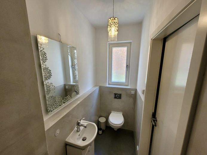 Modernes Townhouse im historischen Herzen von Potsdam mit Terrasse & TG-Stellplatz – Badezimmer Erdgeschoss I