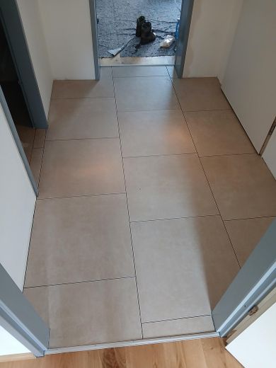 Affascinante bilocale con balcone e posto auto in autorimessa interrata — Regensburg-Galgenberg – Vorraum nach Westen