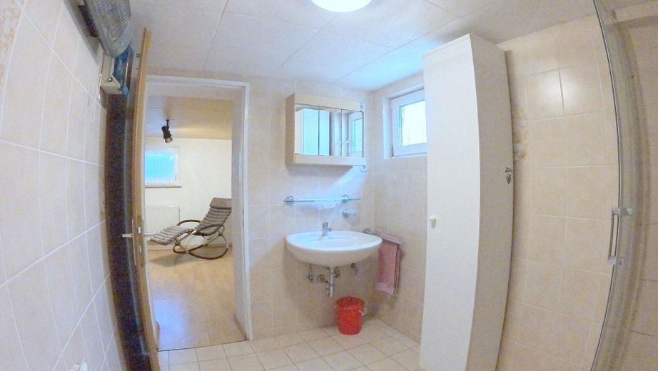 Freistehendes Zweifamilienhaus in Rumpenheim 7,5 Zimmer, 3 Bäder, gr. Garten, Garage, Ausbau möglich – Keller Bad und Zimmer