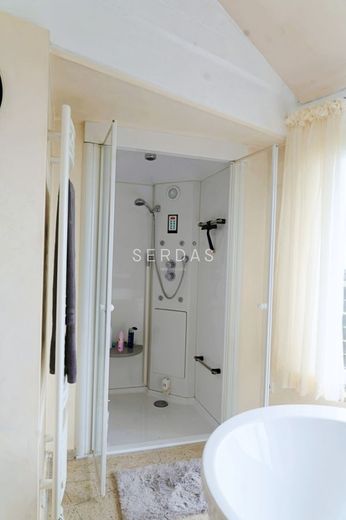Architektenvilla in ruhiger Höhenlage mit Panoramablick und großem Grundstück – Dusche mit Dampfsauna