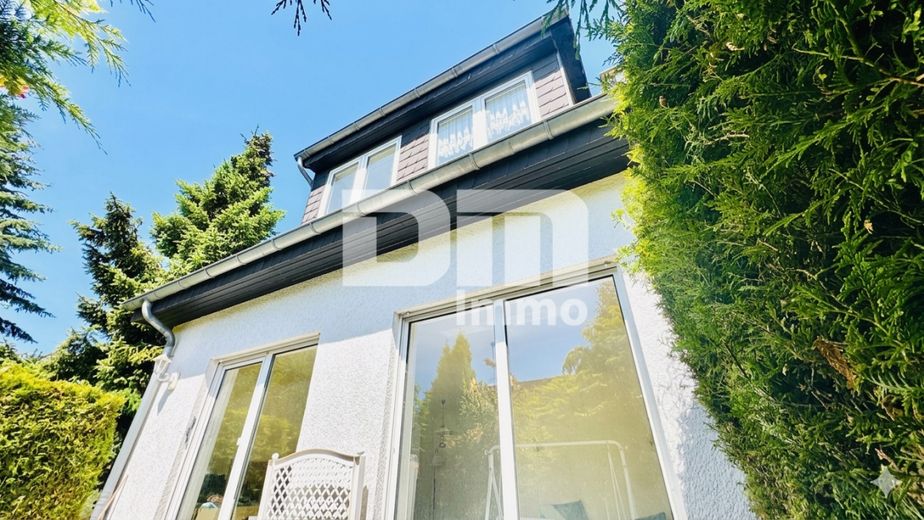 Charmantes Wohnglück - Ihr neues Zuhause mit Carport / Terrasse und großem Gartenbereich – Rückansicht Titel
