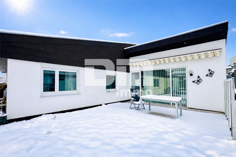 (R)eserviert! Altengerechter gepflegter Bungalow mit Gartenbereich, Terrasse, Garage – Rückansicht / Terrasse