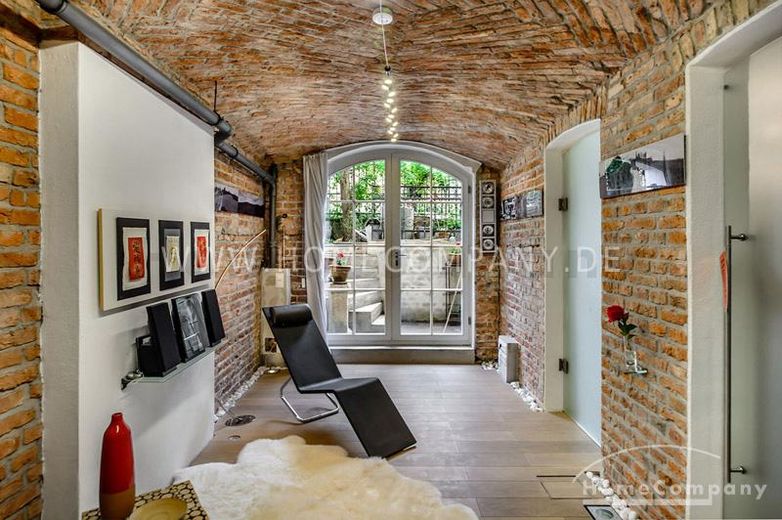 Sehr exklusiv möblierte 6-Zimmer-Souterrain-Wohnung mit schöner Terrasse in der Maxvorstadt – 7663b6e53058bea380803302211ed62b222a5968.jpg
