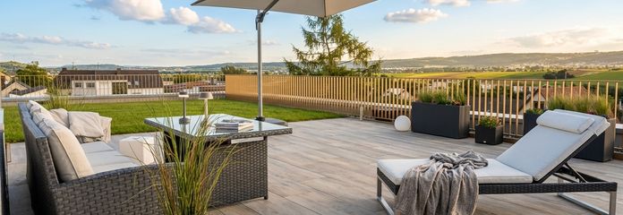 Riesige Terrasse mit Garten