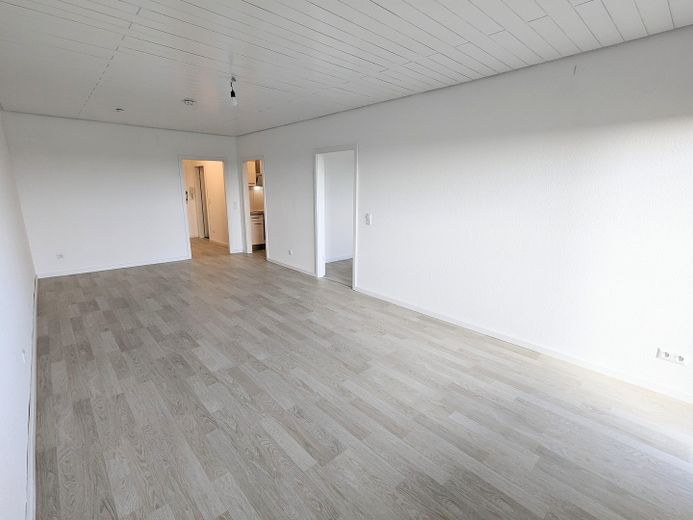 Hemen taşının: Yeşilliğe uzanan rüya gibi geniş manzaralı yenilenmiş 2,5 odalı daire – Wohnzimmer