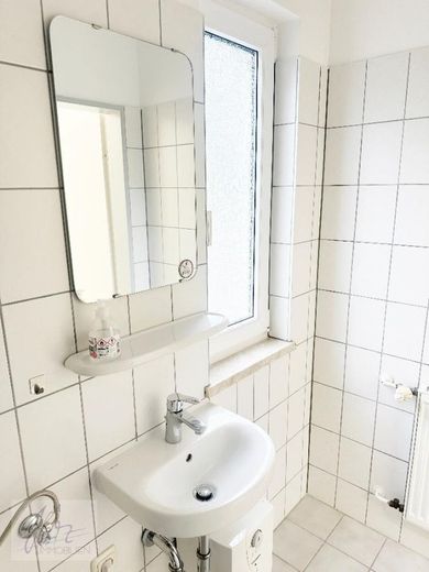 ***UNITÉ COMMERCIALE INONDÉE DE LUMIÈRE DANS LE PARC COMMERCIAL À NÜNCHRITZ*** - emplacement parfait pour votre activité ! – Toilette mit Waschbewcken und WC