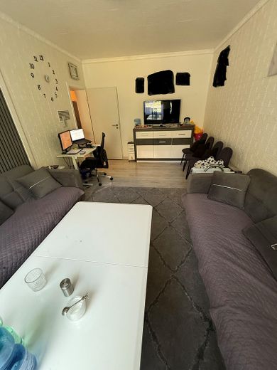 3-Zimmer-Wohnung mit großzügigem Privatgarten und Terrasse – Wohnzimmer