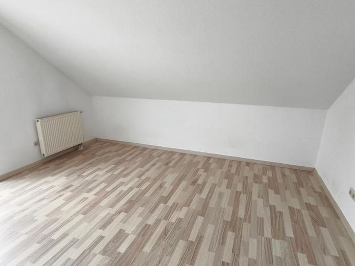 3 Zi. Wohnung (Nr. 6) im DG (2. OG) mit Balkon und Garage – Elternschlafzimmer mit Zugang zum Balkon Bild 1