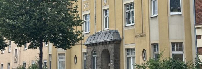 Traumhaft schöne 3-Raumwohnung mit neuem Bad, EBK und Kaminanschluss in einer Jugendstil-Villa