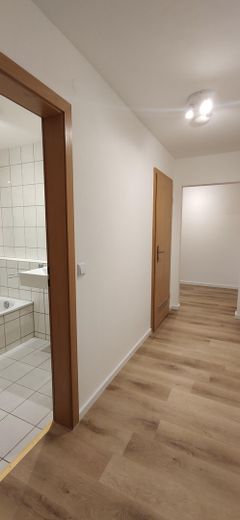 Modernisierte 2-Zimmer Wohnung im 2. OG mit EBK, Balkon, KFZ-Stellplatz und Kellerabteil – Blick in den Flur und das Bad